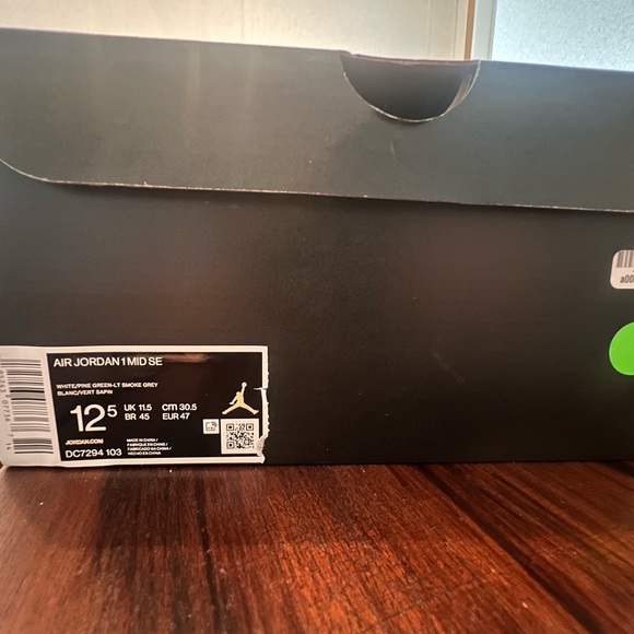 Air Jordan 1 Mid SE - Picture 5 of 5